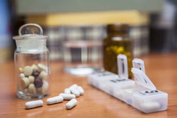 Zarządzanie lekami – jak kasetki, dozowniki i organizery mogą pomóc w utrzymaniu kontroli