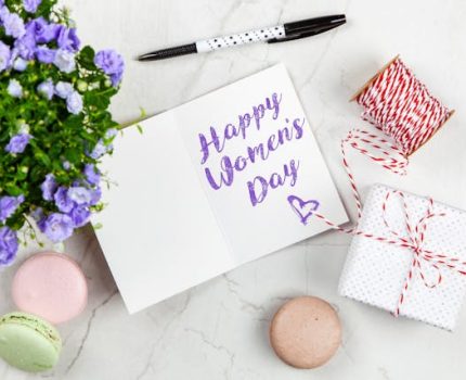 Gest, który zostaje na dłużej – biżuteria na Dzień Kobiet