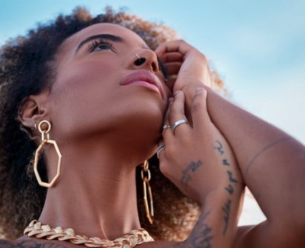 Subtelna biżuteria na co dzień – kiedy wybrać kolczyki pozłacane?