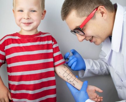 Alergia u dziecka i dorosłego – kiedy warto zgłosić się do alergologa?