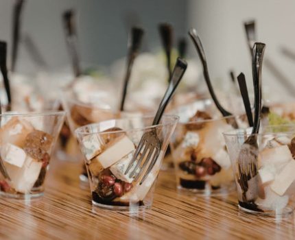 Słodki bufet w domu – sztuka serwowania deserów w porcjach