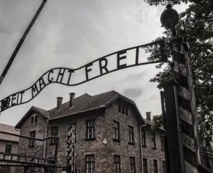 Lekcja historii w Oświęcimiu – jak przygotować na nią uczniów?